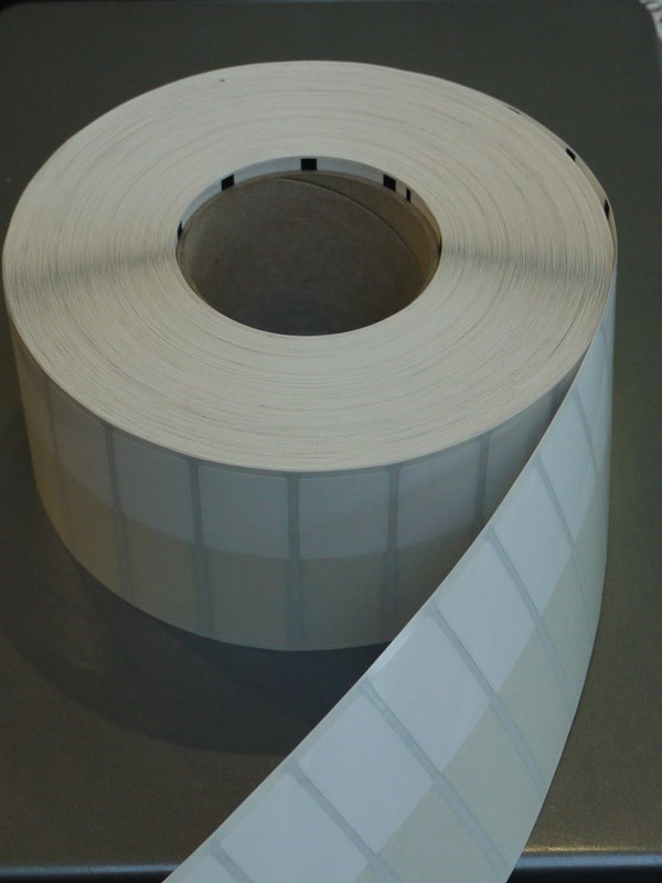 Labels that stick to already frozen surfaces